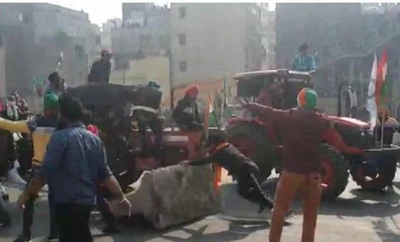 किसानों और पुलिस की झड़प के बाद किसानों और पुलिस की झड़प के बाद जगह-जगह किसान बैरिकेड तोड़ने लगे हैं। इसी बीच नोएडा के चिल्ला बॉर्डर पर स्टंट करने के दौरान एक ट्रैक्टर पलट गया। इसमें दो लोग घायल हो गए। जगह-जगह किसान बैरिकेड तोड़ने लगे हैं। 