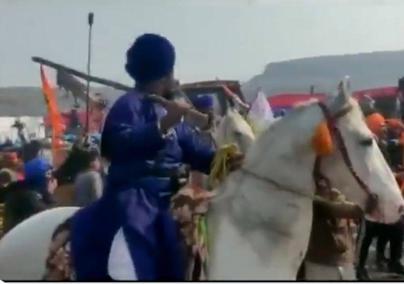 किसान आंदोलन हजारों की संख्या में प्रदर्शनकारी शामिल हुए हैं। इनमें सैकड़ों ट्रैक्टर के अलावा किसान घोड़े और बाइक से भी शामिल होने आए हैं। 