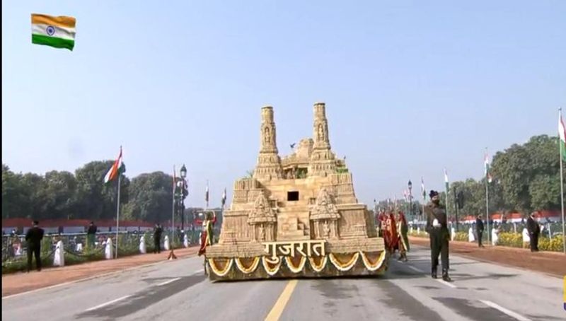 गुजरात की झांकी प्रसिद्ध सूर्य मंदिर मोढेरा को दर्शाती हुई दिखाई दी। 