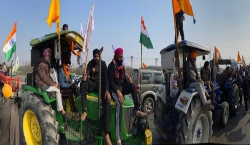  संगीत की धुन और देशभक्ति नारों के साथ किसानों के ट्रैक्टर आगे बढ़ रहे हैं। प्रदर्शनकारी ट्रैक्टरों पर कुछ इस तरह बैठकर दिल्ली पहुंचे हैं।