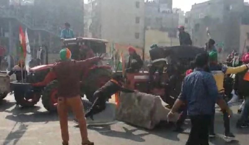 किसानों ने अपने ट्रैक्टर रैली में जेसीबी को भी शामिल किया है, जिसके जरिए वो रास्ता बनाने के लिए बैरिकेड्स भी हटा रहे हैं।