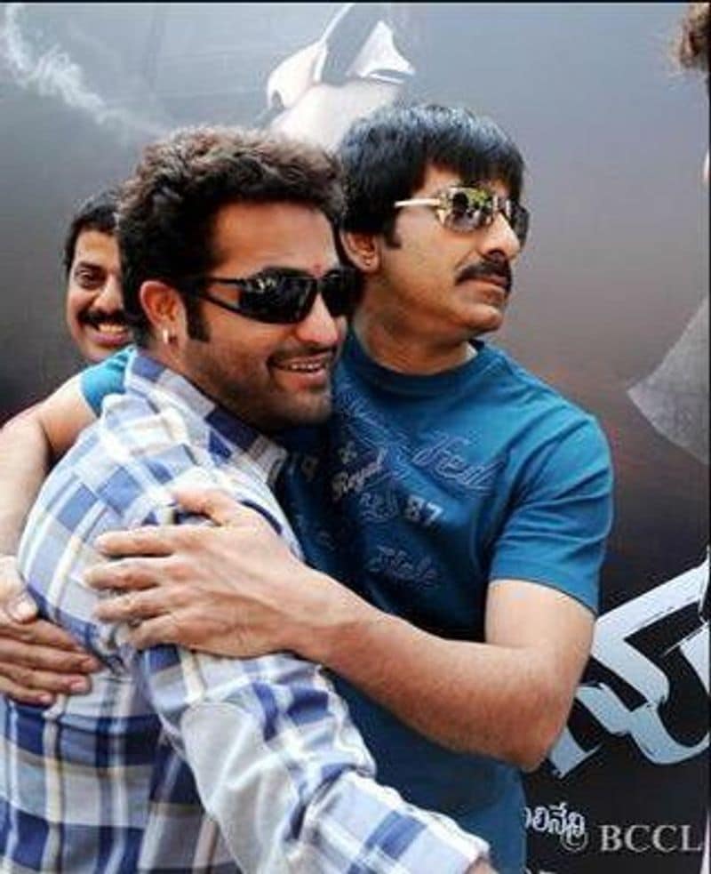 ఎన్టీఆర్ని హగ్ చేసుకున్న రవితేజ. వైరల్ అవుతున్న ఫోటో.
