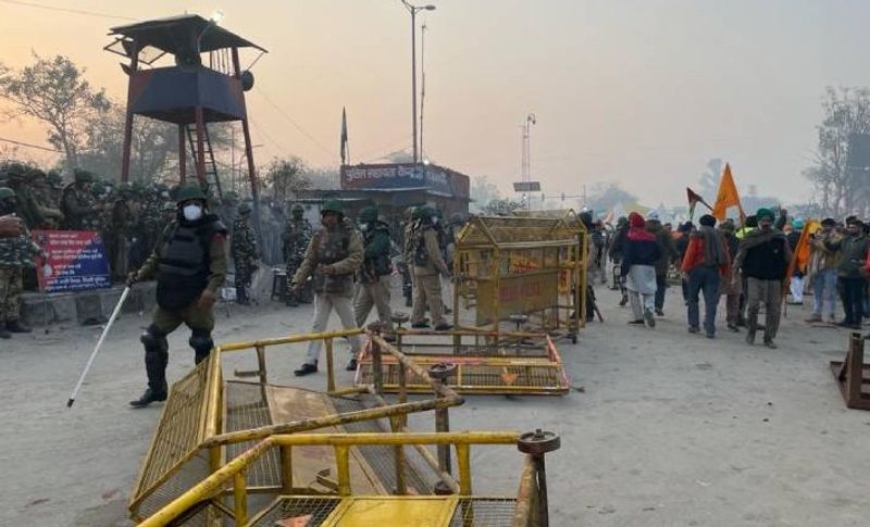  किसानों की यह तस्वीर नोएडा के पांडवनगर की है, जहां किसानों और पुलिस के बीच झड़प हुई। जिसके चलते पुलिस ने आंसू गैस के गोले छोड़े