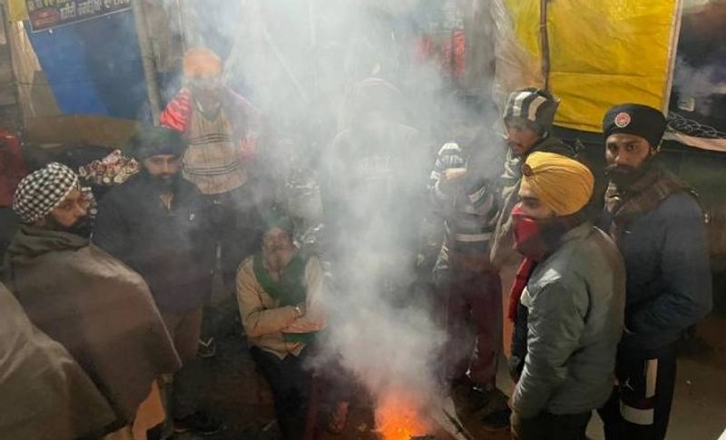  किसानों ट्रैक्टर परेड की यह तस्वीर गाजीपुर बॉर्डर की है। जहां कुछ किसान पूरी रात सड़कों पर यूं बैठे रहे। जब कड़ाके की ठंडी लगी तो उन्होंने अलाव जला लिए।