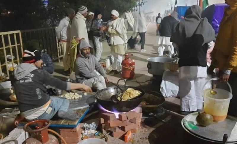  किसानों की इस ट्रैक्टर परेड की यह तस्वीर गाजीपुर बॉर्डर की है। जहां किसानों ने देर रात तक आज के लिए हजारों किसानों का भोजन तैयार किया।
