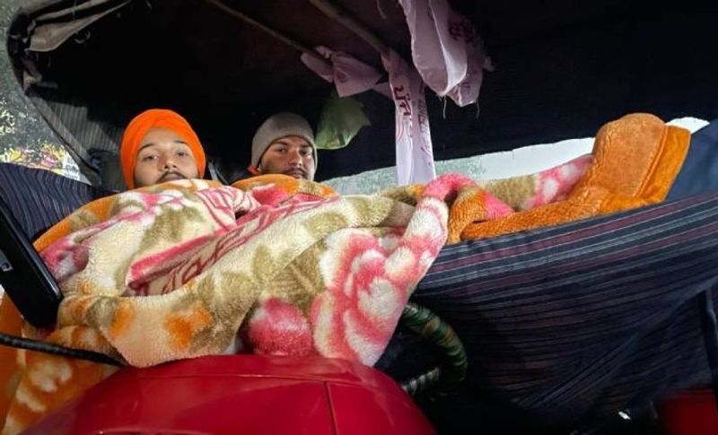 इस तस्वीर में आप साफ तौर पर देख सकते हैं कि किसी तरह से किसान परेड से एक रात पहले अपने-अपने ट्रैक्टर को ही बेड बनाकर उसमें रात गुजारी।
