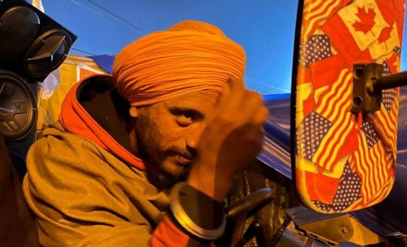 हरियाणा-पंजाब से आए किसानों ने परेड में जाने से पहले अपने ट्रैक्टर में लगे आईने में खुद का चेहरा देखा और खुद को तैयार कर निकल पड़े।