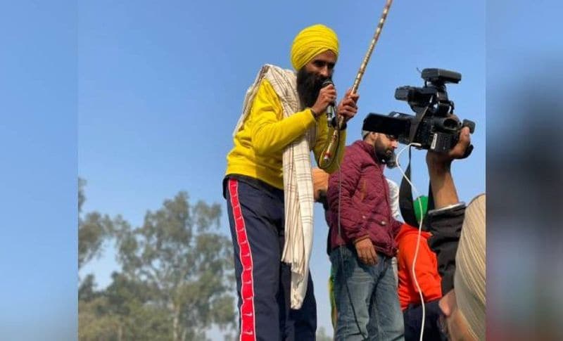 बता दें कि किसानों की इस ट्रैक्टर परेड में चर्चित गायक कंवर ग्रेवाल सिंघु बॉर्डर से किसानों के जत्थे के साथ चल रहे हैं। जहां वह लोगों को गाना सुनाते हुए उनको शांति बनाए रखने की अपील करते जा रहे हैं।