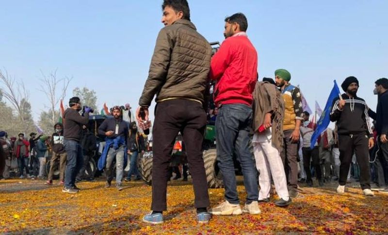 किसानों की यह तस्वीर दिल्ली के स्वरूप नगर की है, जहां के रहने वाले लोगों ने अन्नदाता के स्वागत में यूं फूल बिछा दिए। इतना ही नहीं कुछ लोगो किसानों के लिए खाने-पीने का सामान भी दे रहे हैं।