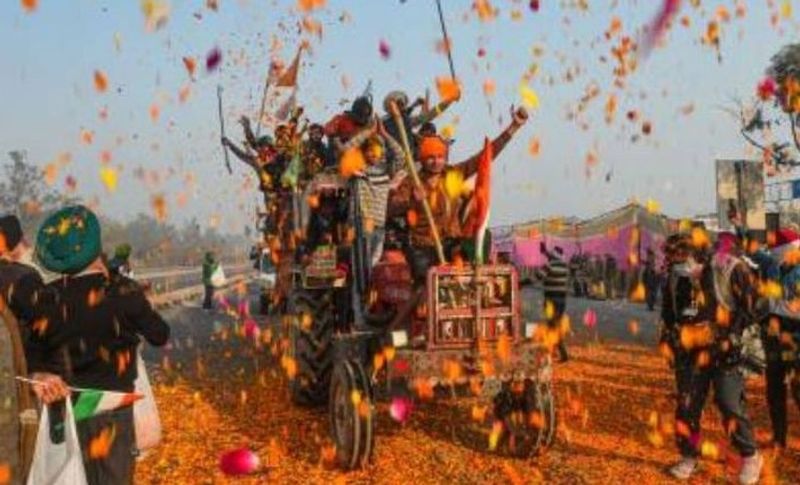 दरअसल, हरियाणा-पंजाब में कड़ाके की सर्दी पड़ रही है, लेकिन यहां के किसानों का हौसला कम नहीं हुआ है। उनका जज्बा देखने लायक है। उन्होंने परेड में शामिल होने से पहले एक रात अपने ट्रॉली पर एक कंबल में गुजारी। जब यह किसान सुबह सिंघु बॉर्डर और टीकरी बॉर्डर पर पहुंचे तो रास्ते में लोगों ने इनका स्वागत फूल बरसाकर किया। वहीं जगह-जगह लोगों ने उनका हौसला बढ़ाने के लिए डीजे लगाया हुआ है, जहां किसान डांस करते और तिरंगा पकड़े जा रहे हैं।