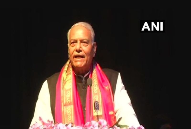 <p><strong>రోల్బ్యాక్ బడ్జెట్</strong><br />
2002లో యశ్వంత్ సిన్హా ప్రవేశపెట్టిన బడ్జెట్ను రోల్బ్యాక్ బడ్జెట్ అని కూడా అంటారు. ఈ బడ్జెట్లో పలు ప్రతిపాదనలు వంటి సేవా పన్ను, ఎల్పిజి సిలిండర్ ధరలు పెంపు చేశారు. సాధారణ ప్రజల నుండి, ప్రతిపక్షాల వ్యతిరేకత కారణంగా దీనిని ఉపసంహరించుకోవలసి వచ్చింది.<br />
</p>