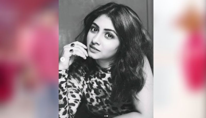তার উপর তিয়াশার হটনেস। অফ শোল্ডার পোশাকে ছোট করে কাটা চুল। লাইট স্মোকি ন্যুড মেকআপ।