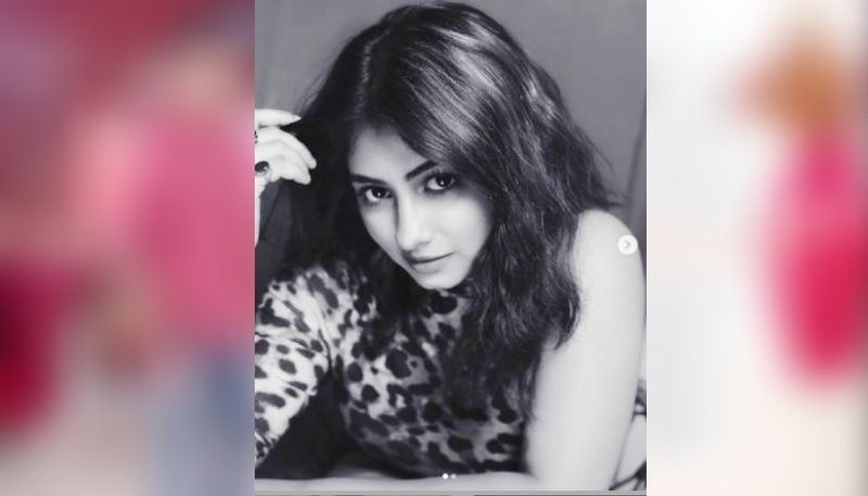 সম্প্রতি একেবারে ভিন্ন রূপে ধরা দিলেন তিয়াশা। অ্যানিমাল প্রিন্টের অফ শোল্ডার ড্রেস। সাধারণত অ্যানিমাল প্রিন্টের পোশাক বোল্ড হয়।