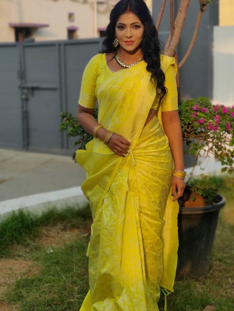 மஞ்சள் காட்டு மைனா போல் போஸ் கொடுக்கும் ரேஷிமா 