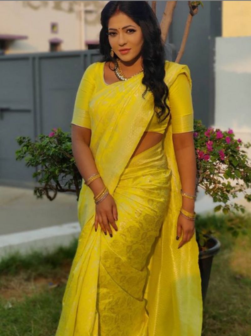 லைட்டாக இடுப்பு தெரிய சிக்கென போஸ் 