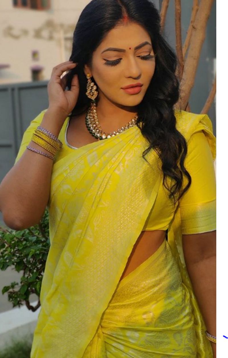 ஸ்டைலிஷாக போஸ் கொடுக்கும் ரேஷ்மா 