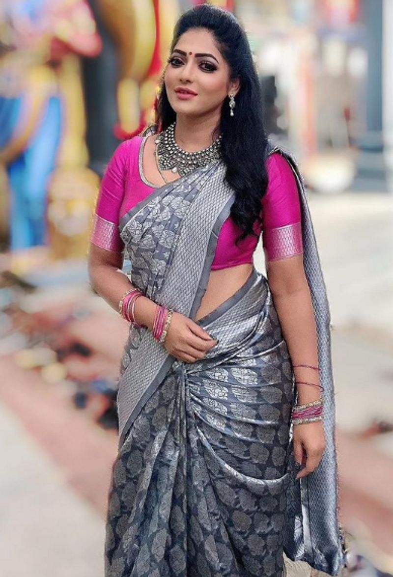 சில்வர் நிற சேலையில் கொள்ளை அழகு 