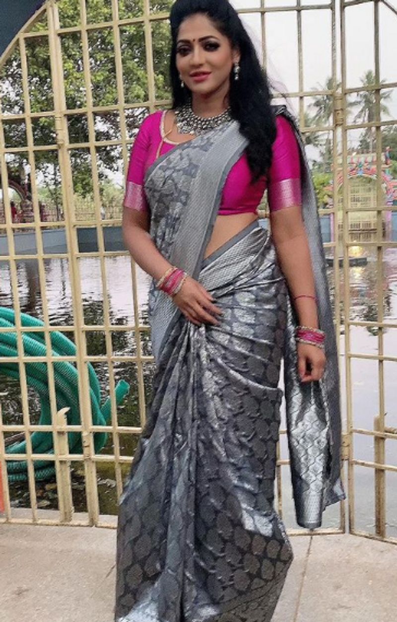 என்ன அழகு எத்தனை அழகு 