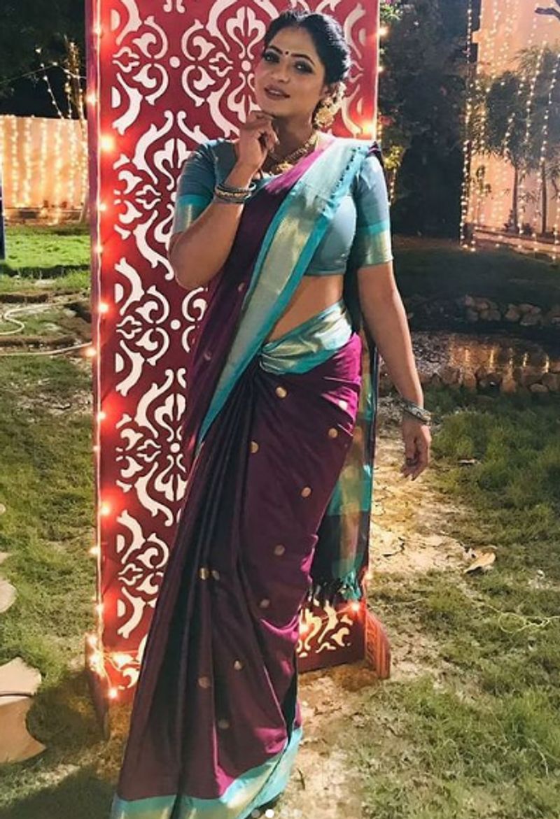 விதவிதமாக போஸ் கொடுக்கும் ரேஷ்மா 