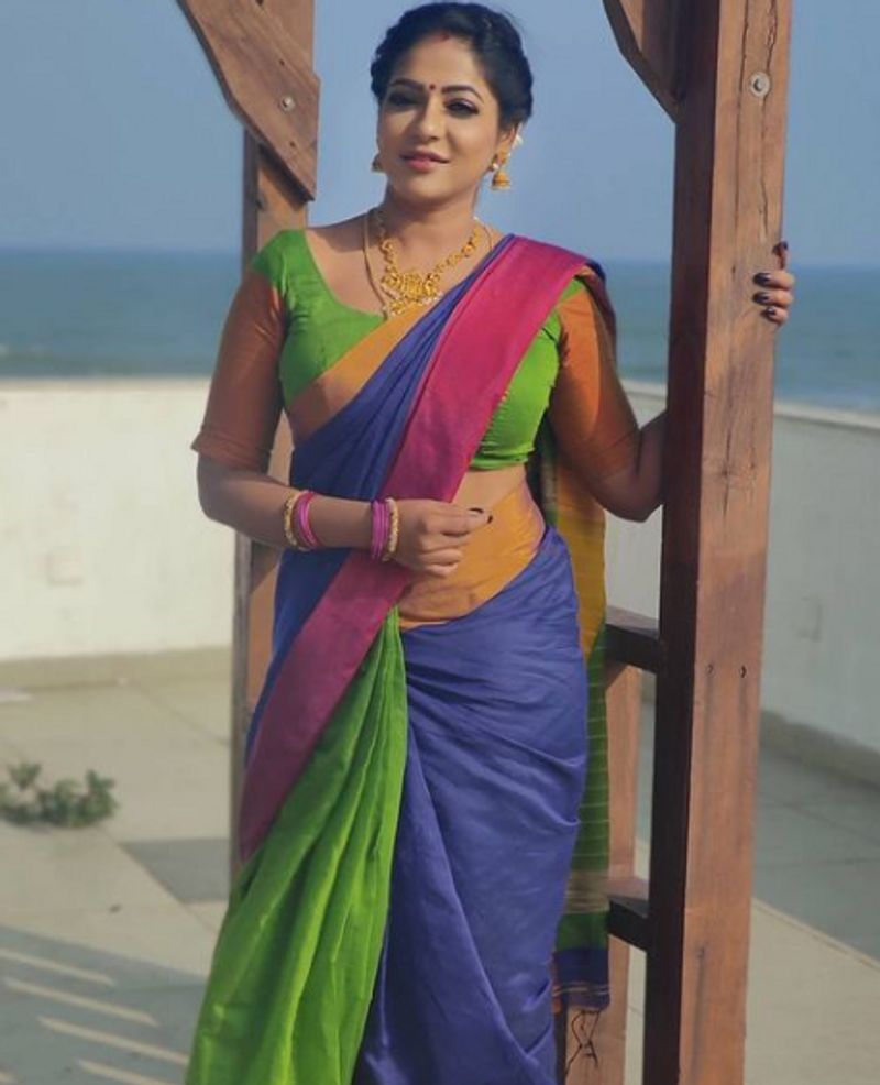 கடலை ரசித்தபடி குதூகல போஸ் 