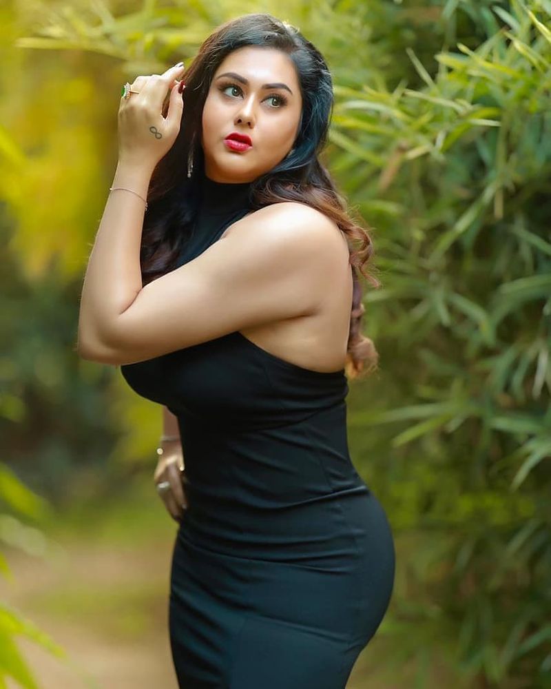 
பல படங்களில் கவர்ச்சிக்கு தடை போடாமல் தாராளம் காட்டி வந்த நமீதா, திடீர் என உடல் பருமல் அதிகரித்து ஆளே அடையாளம் தெரியாத அளவிற்கு ஊதினார். 