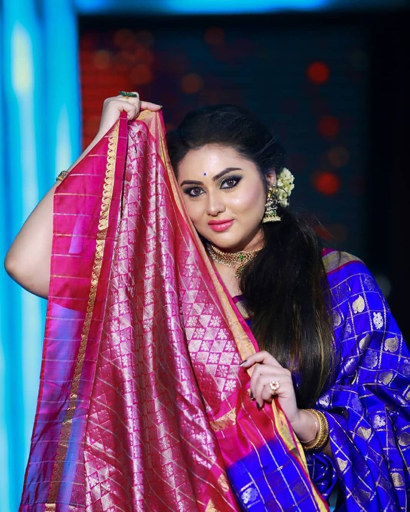 
இதனால் இவருக்கு பட வாய்புகள் குறைந்தது, சின்னத்திரை நிகழ்சிகளில் மட்டுமே இவரை பார்க்க முடிந்தது. 