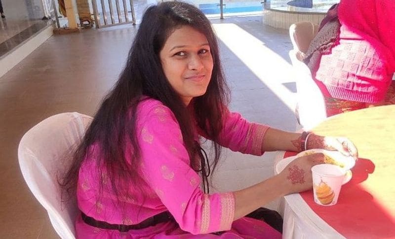 दरअसल, यह वारदात मंगलवार सुबह भरतपुर के कोतवाली इलाके से मुखर्जी नगर में सामने आई है। जिस वक्त लोग झंडा फहरा रहे थे उसी दौरान सुनील नाम के युवक ने एकतरफा इश्क में 19 साल की अंकिता की गोली मारकर हत्या कर दी। इस घटना के बाद आरोपी मौके से फरार हो गया। मामले का पता चलते ही इलाके में दहशत का माहौल बन गया, वहीं जानकारी मिलने के बाद पुलिस और एफएसएल की टीम मौके पर पहुंची हैं।
