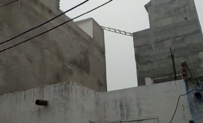 माता-पिता को जब इस घटना की जानकारी लगी तो वह बीच रास्ते से भागे-भागे घर पहुंचे। इसके बाद बेटी को अस्पताल लेकर गए, जहां उसकी कुछ ही देर में मौत हो गई। बता दें कि आरोपी सुनील ने अंकिता की पसली के नीचे और पेट में गोली मारी थी। पुलिस को पिता ने बताया कि सुनील पहले भी कई बार उनकी बेटी को परेशान कर चुका था। कई बार हमने उसे समझाया, लेकिन वह नहीं माना। लोगों ने बताया कि युवक और युवती के बीच पहले भी विवाद हुआ था। बाद में राजीनामा करवा दिया गया। लेकिन जब कहीं अंकिता घर से जाती तो उसके पीछे-पीछे जाता और बात करने की कोशिश करता था।