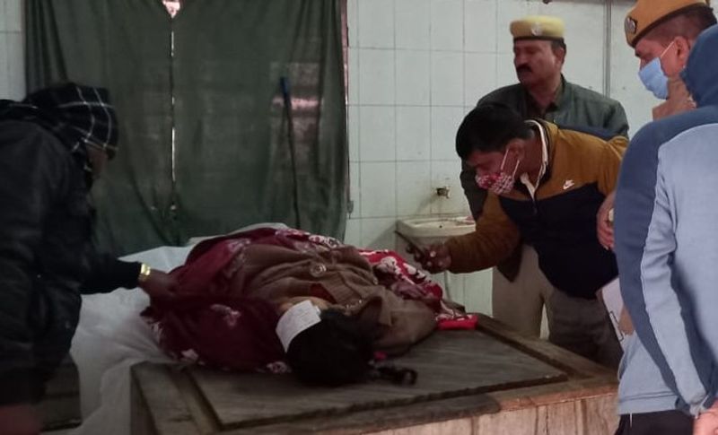 बता दें कि अंकिता के माता-पिता स्कूल में टीचर हैं, वह सुबह 7 बजे झंडा बंधन के लिए घर से निकल गए थे। इसके अलावा वो मेन दरवाजे पर बाहर से ताला लगाकर गए थे। यानि घर के आगे और पीछे के दरवाजे पर ताला लगा हुआ था। मम्मी पापा के जाने के बाद बेटी धूप लेने के लिए छत पर गई थी, इसी दौरान नीचे मौजदू मृतका की छोटी बहन कनिष्का को गोली चलने की आवाज आई। उसने ऊपर जाकर देखा तो अंकिता खून से लथपथ पड़ी हुई थी। जहां उसने अपने पड़ोसी आरोपी सुनील को छत से भागते देखा।