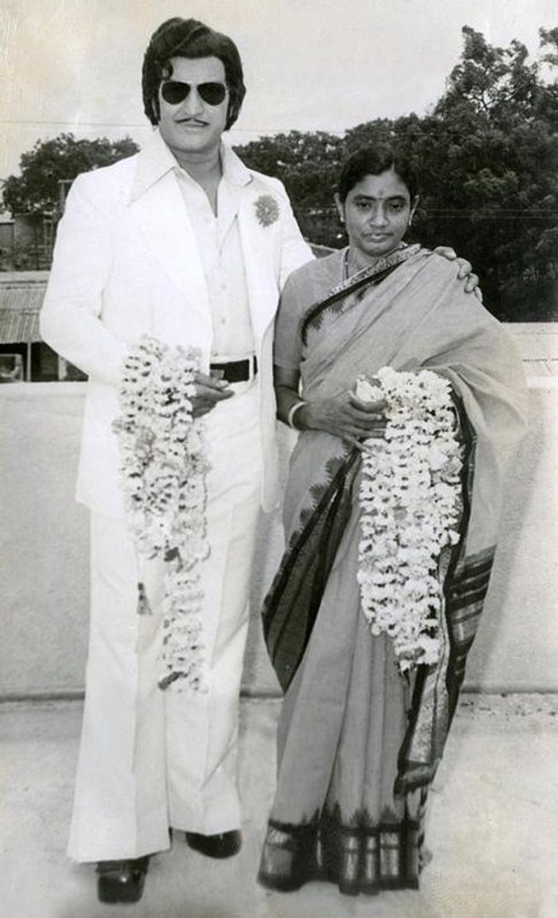 ఎన్టీఆర్.. బసవతారకంని మ్యారేజ్ చేసుకున్నారు. వారి మ్యారేజ్కి సంబంధించిన అరుదైన ఫోటో.