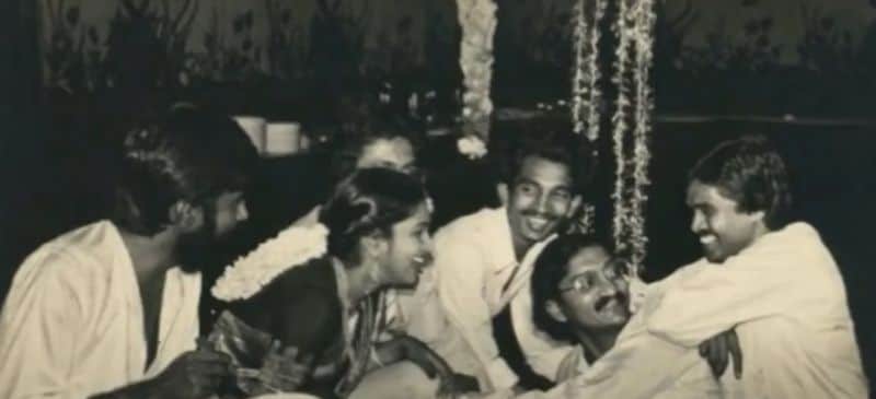 రాధిక.. ఫిల్మ్ మేకర్ ప్రతాప్ పోతన్ని లవ్ మ్యారేజ్ చేసుకుంది. వారి పెళ్లినాటి అరుదైన ఫోటో( ఆ తర్వాత విడిపోయిన విషయం తెలిసిందే. ఇప్పుడు శరత్ కుమార్ని వివాహం చేసుకుంది)