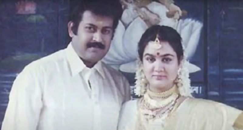నటి ఊర్వశి నటుడు మనోజ్ కె జయన్ని వివాహం చేసుకున్న నాటి ఫోటో.