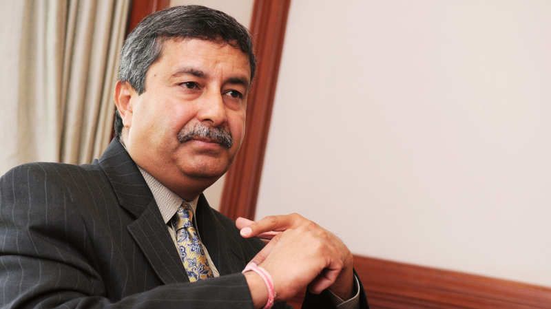 9. संजय मेहरोत्रा (Sanjay Mehrotra)
संजय मेहरोत्रा सेमीकंडक्टर सॉल्यूशंस कंपनी माइक्रोन टेक्नोलॉजी के CEO हैं। इससे पहले वे सैंडिस्क (Sandisk) के साथ थे और वेस्टर्न डिजिटल बोर्ड के सदस्य भी रहे हैं। मेहरोत्रा ने सैनडिस्क के सह-संस्थापक होने से पहले इंटीग्रेटेड डिवाइस टेक्नोलॉजी और इंटेल में पद संभाले हैं। उन्होंने कैलिफोर्निया विश्वविद्यालय, बर्कले से ग्रेजुएशन और पोस्ट ग्रेजुएशन की डिग्री पूरी की।
