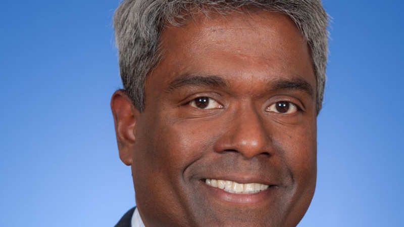 10. जॉर्ज कुरियन (George Kurian)
2015 में जॉर्ज कुरियन स्टोरेज और डेटा मैनेजमेंट कंपनी NetApp के सीईओ और अध्यक्ष बने। NetApp में शामिल होने से पहले, कुरियन ने सिस्को सिस्टम्स, अकामाई टेक्नोलॉजीज (Akamai Technologies) और मैकिन्से एंड कंपनी (McKinsey & Company) के साथ काम किया है। केरल के कोट्टायम जिले में जन्मे कुरियन ने आईआईटी-मद्रास में इंजीनियरिंग का अध्ययन किया, लेकिन छह महीने बाद Princeton विश्वविद्यालय में शामिल हो गए। जॉर्ज ने प्रिंसटन विश्वविद्यालय से इलेक्ट्रिकल इंजीनियरिंग में स्नातक की पढ़ाई पूरी की और स्टैनफोर्ड विश्वविद्यालय से MBA की शिक्षा प्राप्त की।
