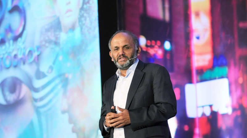 17. शांतनु नारायण (Shantanu Narayen)
हैदराबाद में जन्मे शांतनु नारायण ने 1998 में Adobe को दुनिया भर के उत्पाद अनुसंधान के वरिष्ठ उपाध्यक्ष के रूप में शामिल किया और 2005 में सीओओ (COO) यानि चीफ ओपरेटिंग ओफिसर बने। फिर 2007 में सीईओ (CEO बने। Adobe में शामिल होने से पहले, शांतनु ने ऐप्पल (Apple) और सिलिकॉन ग्राफिक्स के साथ काम किया है। उन्होंने उस्मानिया विश्वविद्यालय से विज्ञान स्नातक, कैलिफोर्निया विश्वविद्यालय, बर्कले से एमबीए और बॉलिंग ग्रीन स्टेट विश्वविद्यालय से MS किया है।
