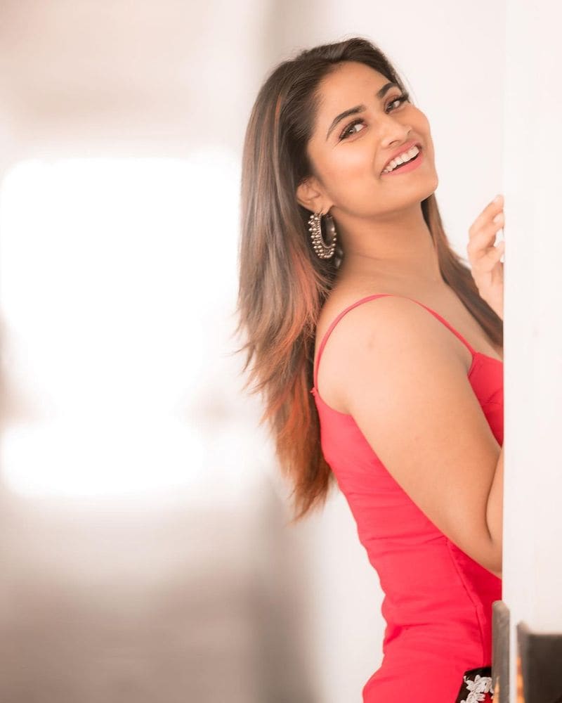 அதேபோல் வழக்கமாக 4 மணிக்கு போட்டோக்களை பதிவிட்டு வந்த ஷிவானி, தற்போது 6 மணிக்கு போட்டோக்களை இன்ஸ்டாவில் வெளியிட்டுள்ளதையும் ரசிகர்கள் நோட் செய்யாமல் இல்லை. 