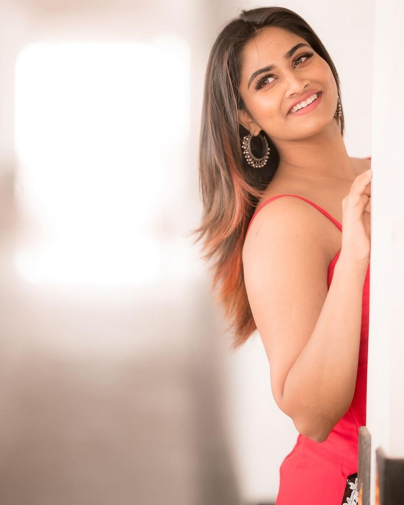 கொழு கொழு லுக்கில் ரசிகர்களின் மனதை கொள்ளை கொள்ளும் ஷிவானி ஸ்லீவ் லெஸ் சல்வாரில் கொடுத்துள்ள சிலிர்க்க வைக்கும் போஸ்கள் லைக்குகளை அள்ளி குவித்து வருகிறது. 