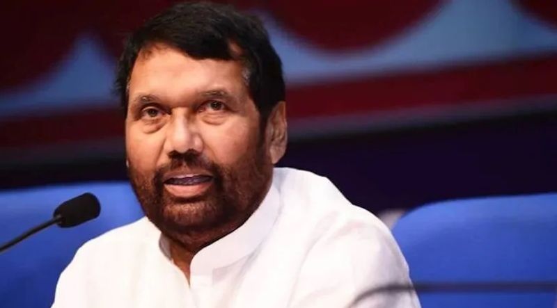 खगड़िया में एक दलित परिवार में जन्मे रामविलास पासवान ने एमए और एलएलबी करने के बाद ही प्रतियोगी परीक्षा की तैयारी की। उनका चयन डीएसपी के पद पर भी हो गया था। इसी समय वो समाजवादी नेता राम सजीवन के संपर्क में आए और राजनीति का रुख कर लिया। वो जयप्रकाश नारायण के समाजवादी आंदोलन से भी जुडे़।
