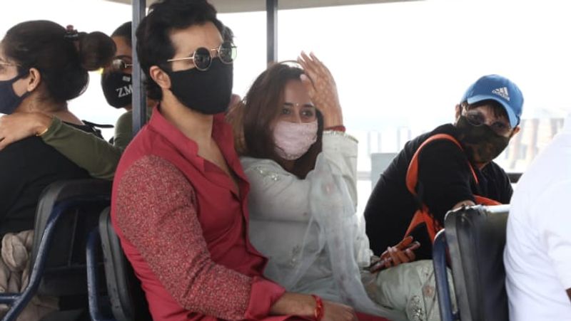 शादी के बाद वरुण ने मीडिया फोटोग्राफर्स और फैन्स को निराश नहीं किया। उन्होंने नताशा के साथ बकायदा बाहर आकर जमकर पोज दिए। मेंशन के बाहर खड़े लोगों को उन्होंने मोतीचूर के लड्डू खिलाकर मुंह मीठा करवाया।