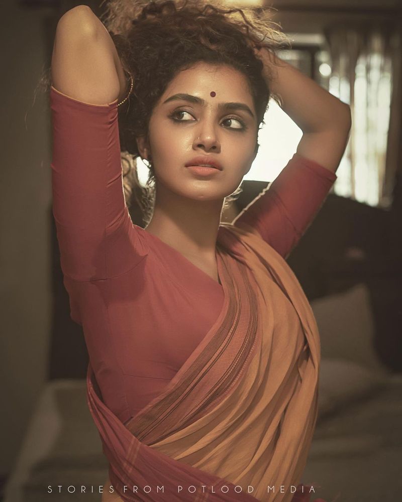 தமிழில் நடிகர் தனுஷ் ஜோடியாக 'கொடி' படத்தில் நடித்தார். இந்த படத்திற்கு பின் நிரந்தர கதாநாயகியாக தமிழில் உருவாகலாம் என்கிற இவருடைய நினைப்பு தவறாய் போனது.