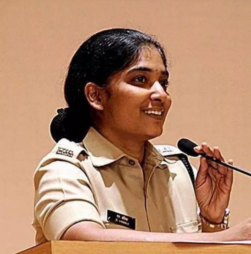 अंबिका का स्कूल छूट चुका था। वह तो घर गृहस्थी संभाल रही थीं। एक स्कूल ड्रॉप-आउट अम्बिका के लिए ये मुश्किल ज़रूर था मगर नामुमकिन नहीं। अम्बिका ने एक प्राइवेट कोचिंग से 10वीं की परीक्षा दी और डिस्टेंस लर्निंग से स्नातक किया। 