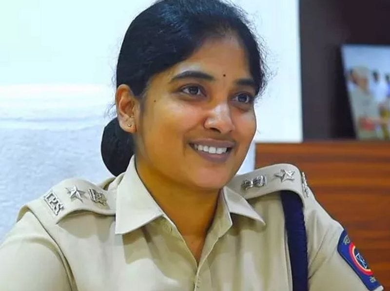 एन. अंबिका (N Ambika) को पितृसत्ता ने सड़े रीति रिवाज़ के तले दबा दिया। 18 साल की उम्र में अम्बिका दो बेटियों की मां बन गईं। बावजूद इसके उन्होंने ख़ुद पर और अपने सपनों पर भरोसा किया। IPS अधिकारी बनने के लिए अंबिका ने सिविल सेवा परीक्षा पास करने की सोच ली। पर समस्या ये थी कि अंबिका मैट्रिक पास भी नहीं थी। 