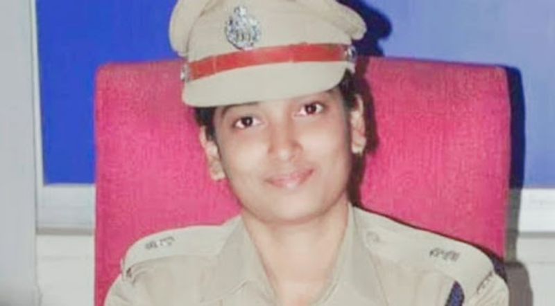 आईपीएस अधिकारी एन. अंबिका ऐसी ही शख्सियत हैं। उनकी कहानी नौजवानों के लिए प्रेरणा है। UPSC जैसी बड़ी परीक्षा को पास करने कैंडिडेट्स को डटकर मुकाबला करते हुए आगे बढ़ना है। आपकी मेहनत और लगन सच्ची तो किस्मत जरूर साथ देगी और सफलता आपकी होगी। 