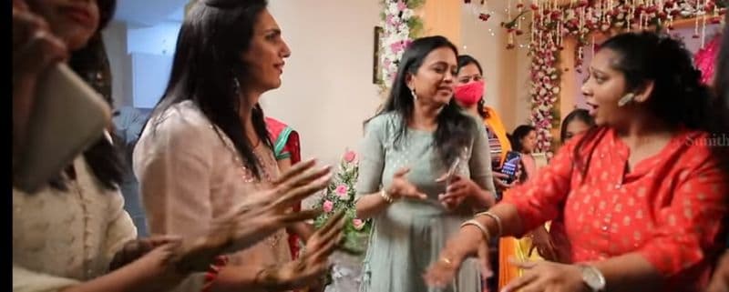 సునీత బంధువులు, స్నేహితులు ఆ వీడియోలో సందడి చేయగా విశేషత సంతరించుకుంది. సునీత ప్రీ వెడ్డింగ్ వేడుకలలో స్టార్ యాంకర్ సుమ పాల్గొన్నారు. సునీత పెళ్లి వేడుకలలో సుమ డాన్స్ చేయడం ప్రత్యేక ఆకర్షణగా నిలిచింది.