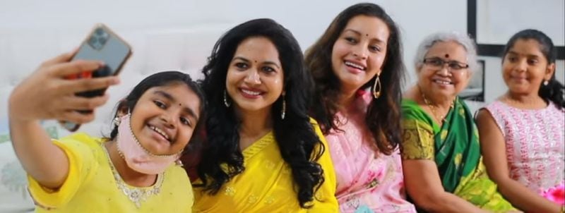 ఇక ఆ వీడియోలో పవన్ కళ్యాణ్ మాజీ భార్య రేణూ దేశాయ్ కూడా ఉన్నారు. కూతురు ఆద్యతో పాటు ఆమె సునీత ప్రీ వెడ్డింగ్ వేడుకలకు హాజరయ్యారు.