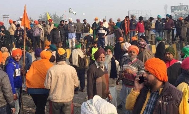 कुंडली बॉर्डर पर चल रहे किसान ट्रैक्टर परेड में शामिल होने आए किसान की संदिग्ध अवस्था में मौत हो गई। बताया जाता है कि उसके सीने में अचानक दर्द उठा था। जहां साथी किसान उसे पास के अस्पताल लेकर गए, लेकिन पहुंचते ही उसने दम तोड़ दिया। मृतक किसान की पहचान राजेश (47) के रूप में हुई है जो मदीना गांव के रहने वाला बताया जाता है। वह ट्रैक्टर परेड में भाग लेने अपने साथियों के साथ 24 जनवरी को कुंडली बॉर्डर पर आया था। 