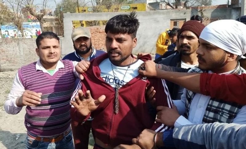 इस ट्रैक्टर हादसे के बाद से इलाके में हककंप मच गया। रैली भाग ले रहे किसानों ने चालक को पकड़ लिया। जहां उसके पुलिस के हवाले कर दिया गया। हादसे के बाद वल्ला गांव में शोक की लहर दौड़ गई और ट्रैक्टर परेड भी स्थगित हो गई। 
