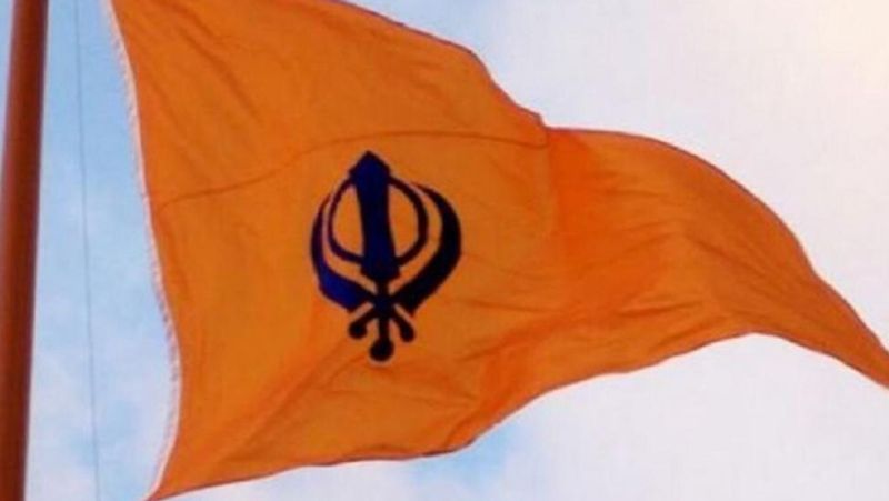 सिख धर्म में निशान साहिब को पवित्र ध्वज माना जाता है। यह त्रिकोणीय ध्वज कपास या रेशम के कपड़े का बना होता है। इसमें खंडा चिह्न भी होता है। यह नीले रंग से बना होता है। ध्वजडंड के कलश पर छपा खंडा इस बात का प्रतीक है कि सिख के अलावा किसी भी धर्म का व्यक्ति धार्मिक स्थल में प्रवेश कर सकता है। 