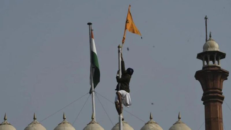 खालसा पंथ में निशान साहिब को पारंपरागत चिह्न बताया गया है। बैसाखी पर इसे नीचे उतारा जाता है और इसे दूध और जल से पवित्र किया जाता है। सिख समुदाय में निशान साहिब का बहुत सम्मान भी है। 
