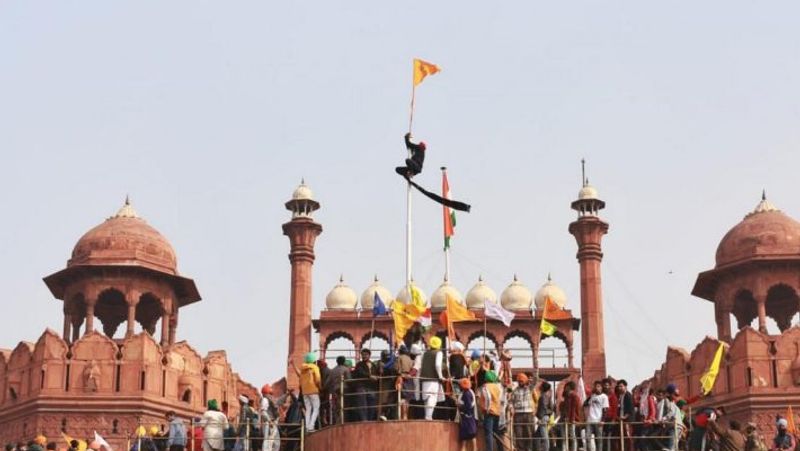 पहले निशान साहिब लाल रंग का था। बाद में इसे सफेद कर दिया गया। बाद में इसे केसरिया रंग का किया गया। गुरु हरगोबिन्दजी ने 1709 में सबसे पहले अकाल तख्त पर केसरी रंग का निशान साहिब फहराया था। 